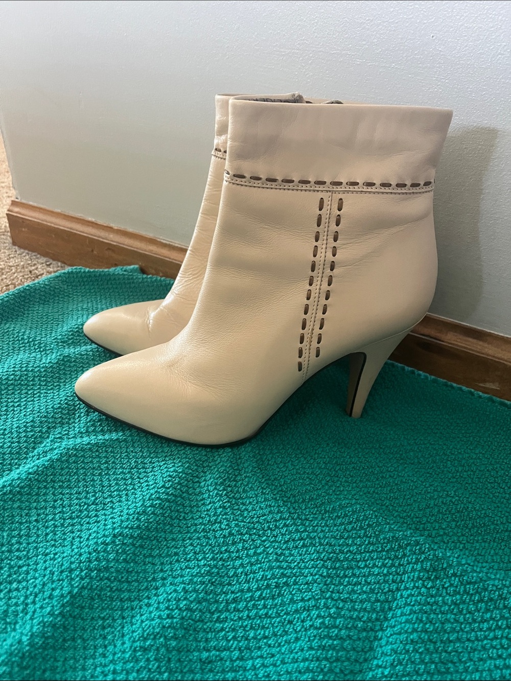 Gabor Cream Leather Pointed-Toe Ankle Booties
